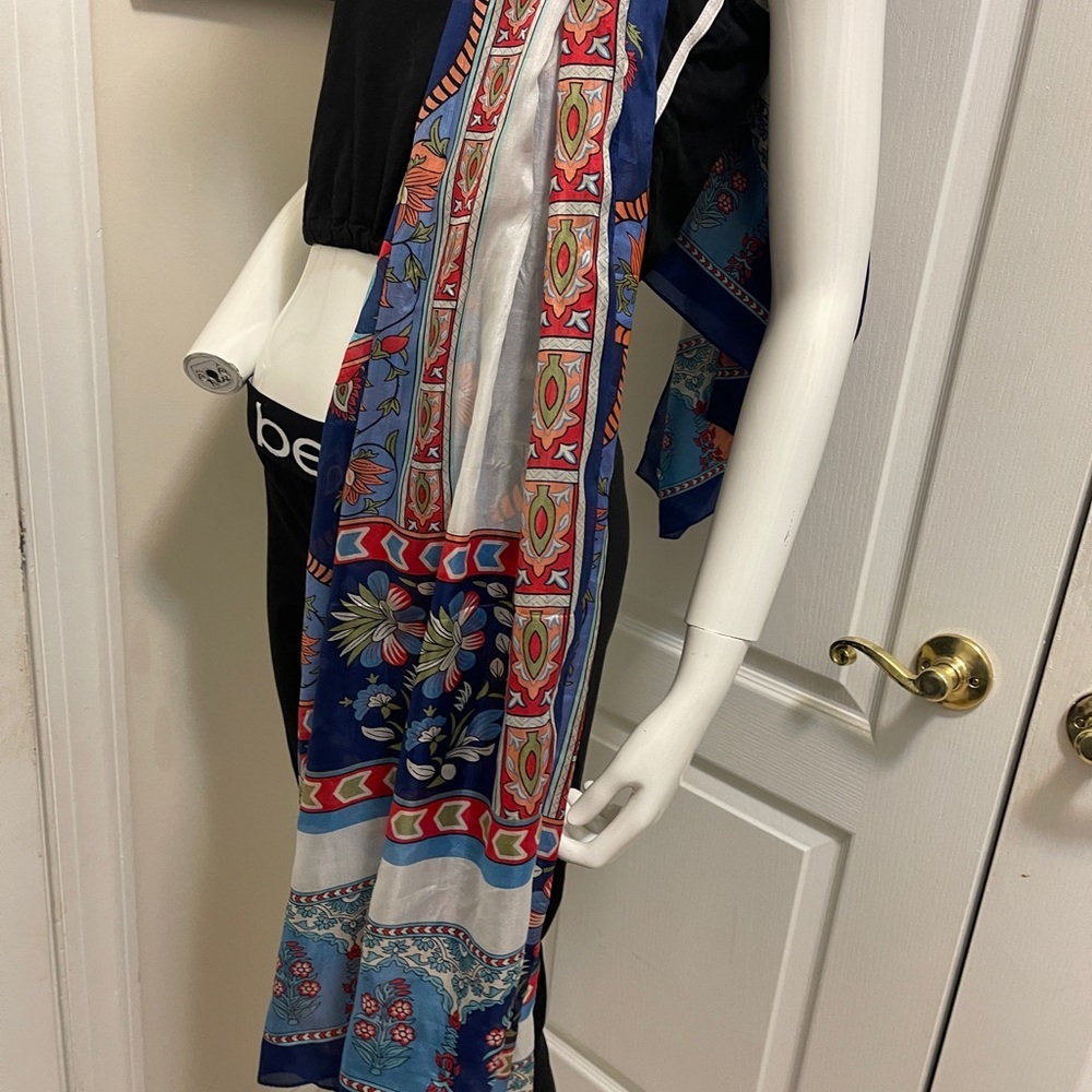 A large 100% silk scarf can be used as a wrapper or Hijab - Picture 6 of 16